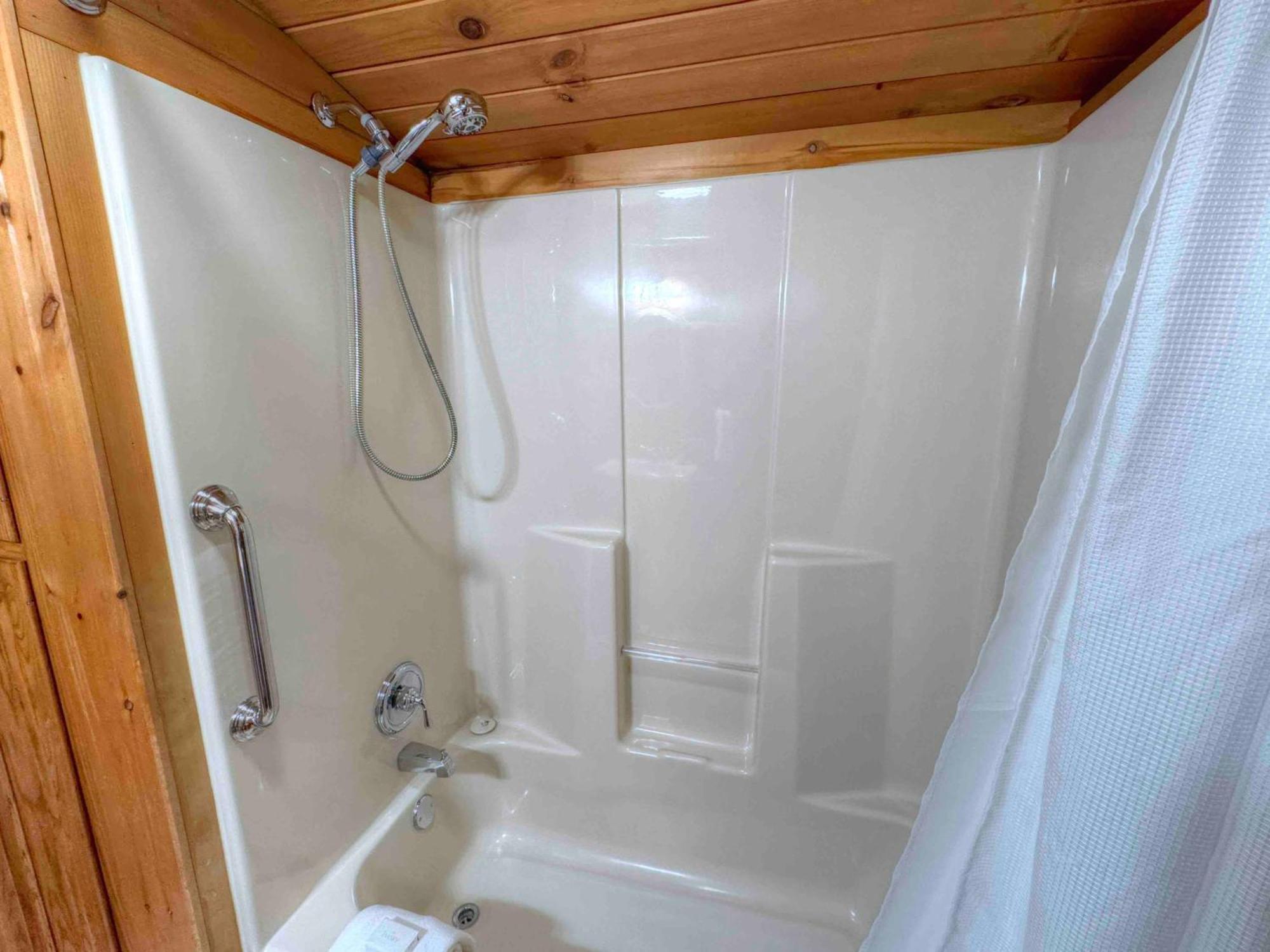 Ferngully Creek Cabins Millersburg Esterno foto