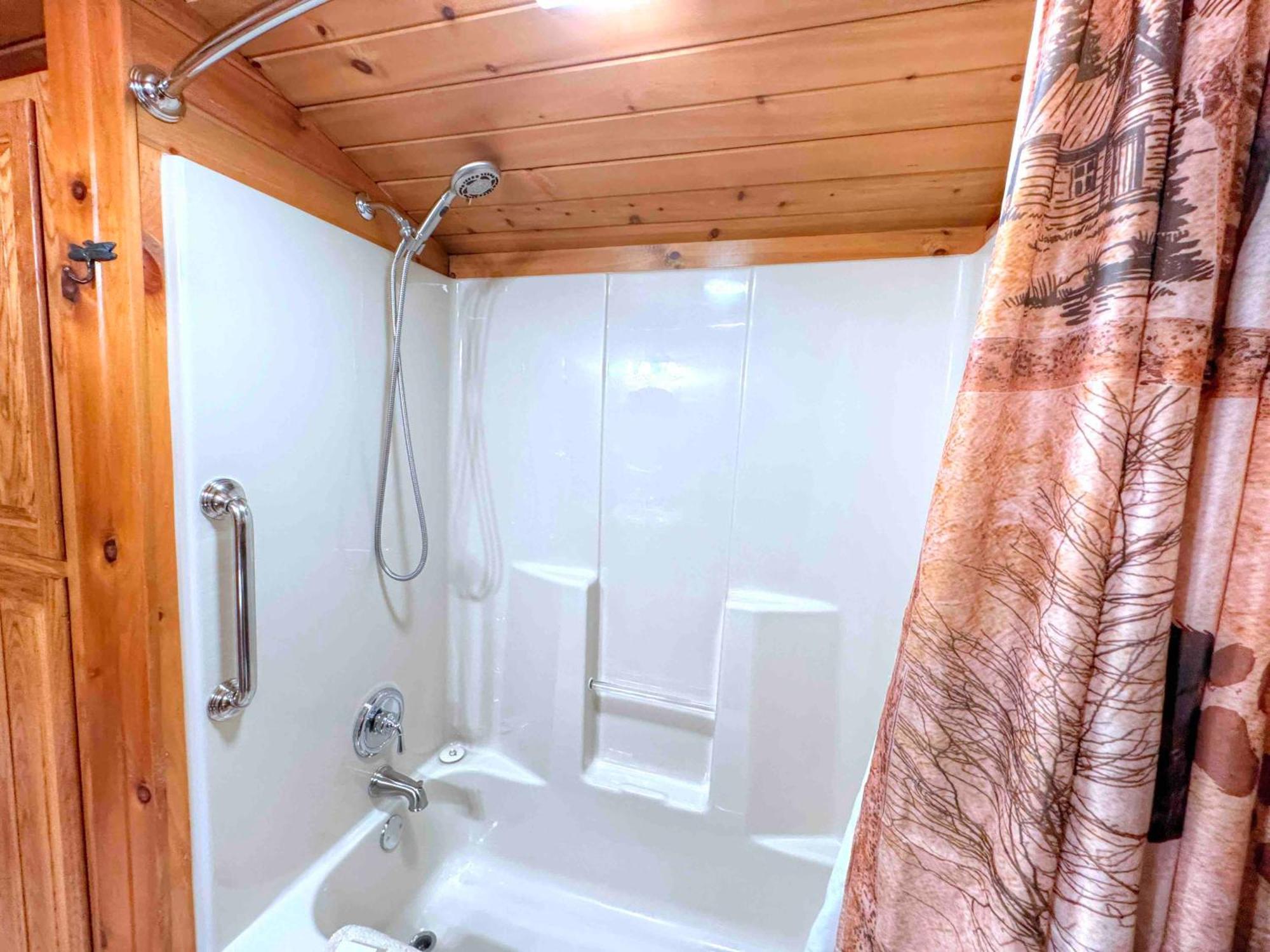 Ferngully Creek Cabins Millersburg Esterno foto